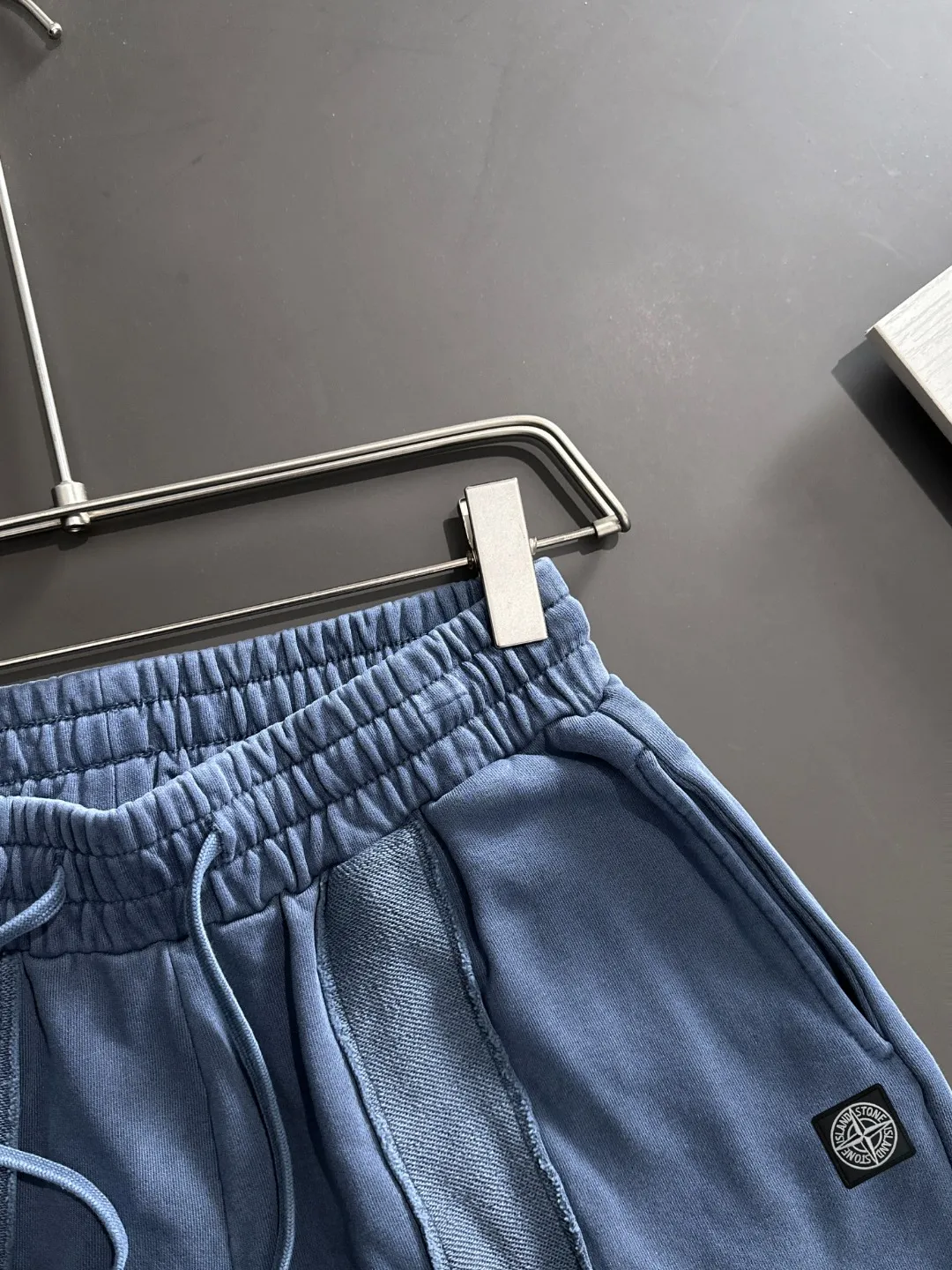 🅿️330 shipped next day, high quality Stone lsland/stone island 2025 spring and summer new style casual solid color loose shorts with elastic band, two needle stitches at the hem of the trousers, fine and firm stitching, custom-made fabrics at the counter, high breathability and comfort, impeccable details, brand element design concept, reflecting high quality. It feels delicate and soft! It presents a casual cut and the upper body shape is great! Size: S-XXL